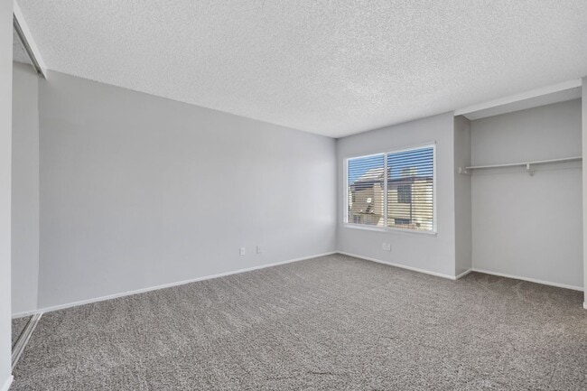 Building Photo - 1520 Hialeah Dr