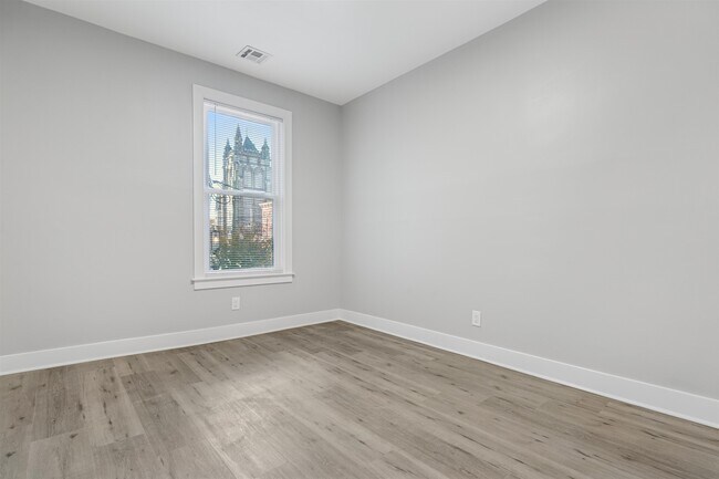 Building Photo - 324 Pacific Ave