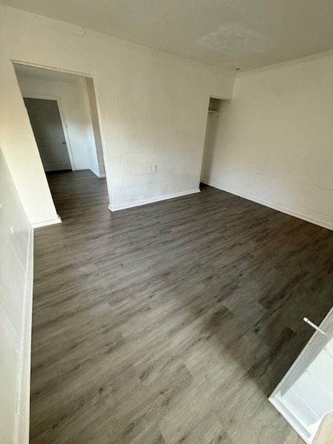 Building Photo - 975 Sparks St SW