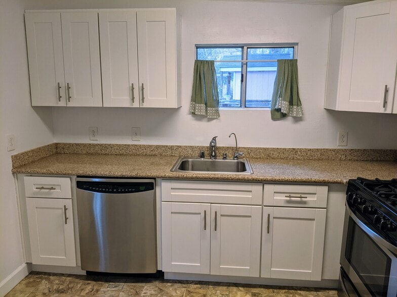 Building Photo - 16403 Kennedy Rd