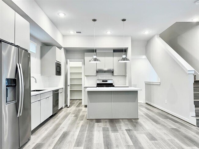 Building Photo - 5823 Fairdale Ln