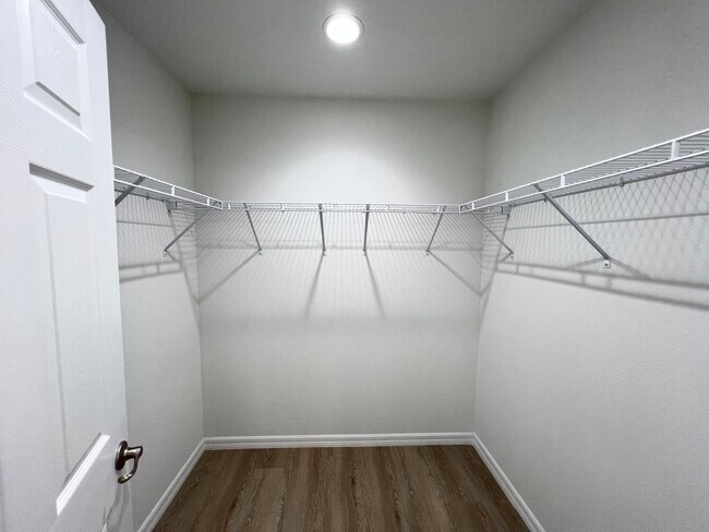 Building Photo - Available now! Beautiful 3 BD/2BA Home in ...