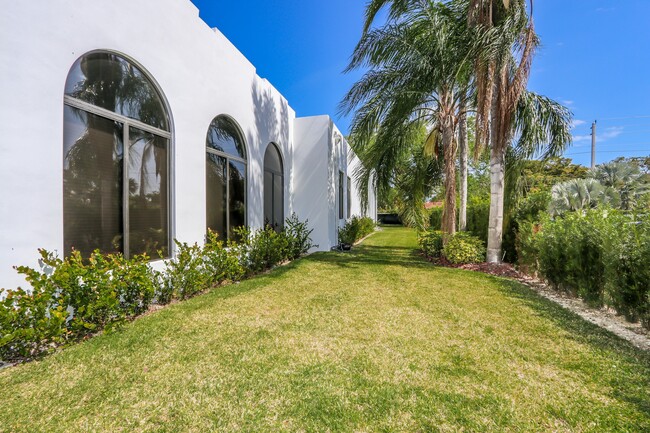 Building Photo - 5126 SW 57th Ave