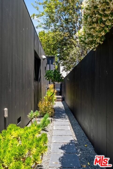 Building Photo - 1527 Cabrillo Ave