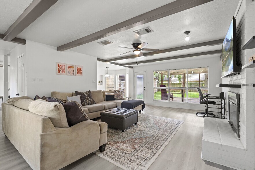 Building Photo - 604 Lochnell Dr