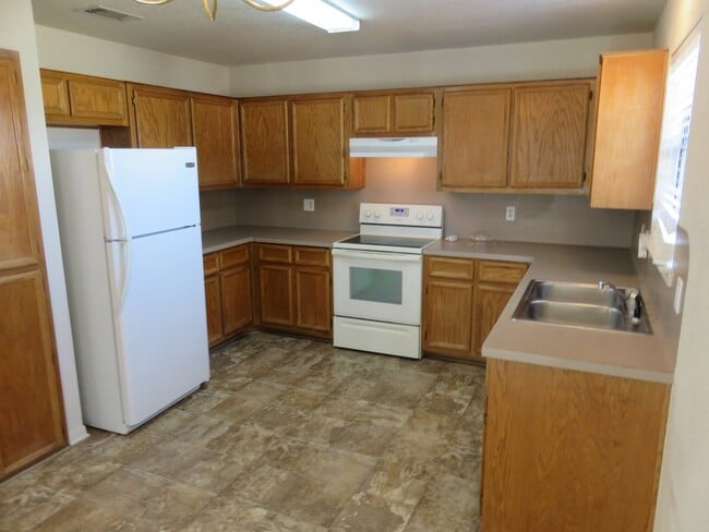 Building Photo - Two Bedrooms Plus Loft