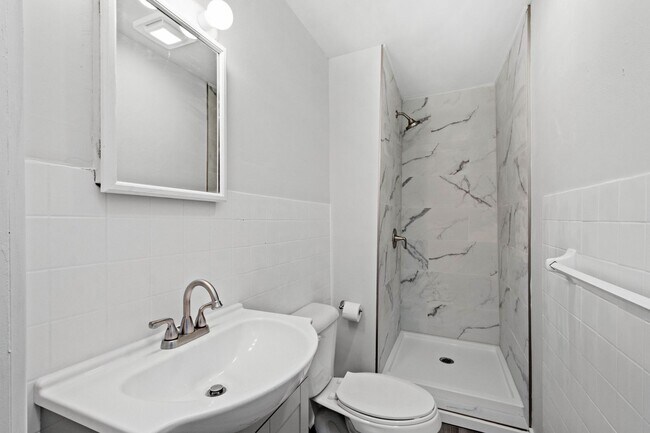 Building Photo - SCORE 50% OFF 1ST MONTH'S RENT IF SIGNED BY DEC 12! Newly renovated 2 bedroom home in Carrick ava...