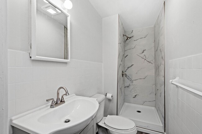 Building Photo - SCORE 50% OFF 1ST MONTH'S RENT IF SIGNED BY DEC 5! Newly renovated 2 bedroom home in Carrick avai...