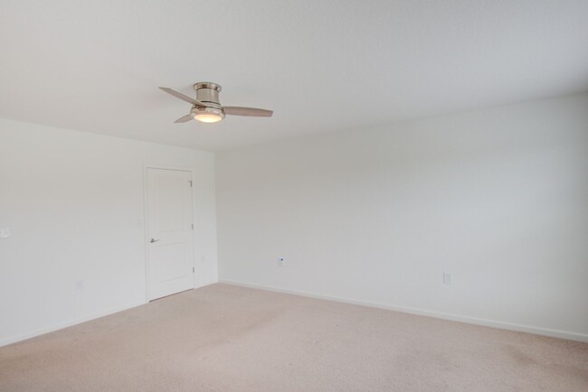 Building Photo - 3 Bed, 2.5 Bath Condo in Hickory School Di...