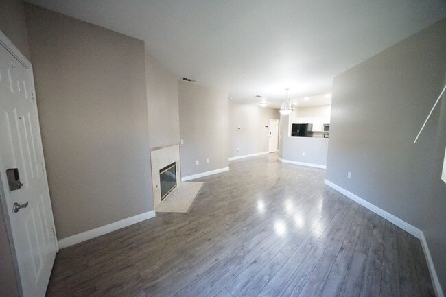 Building Photo - SHOWINGS AVAILABLE NOW