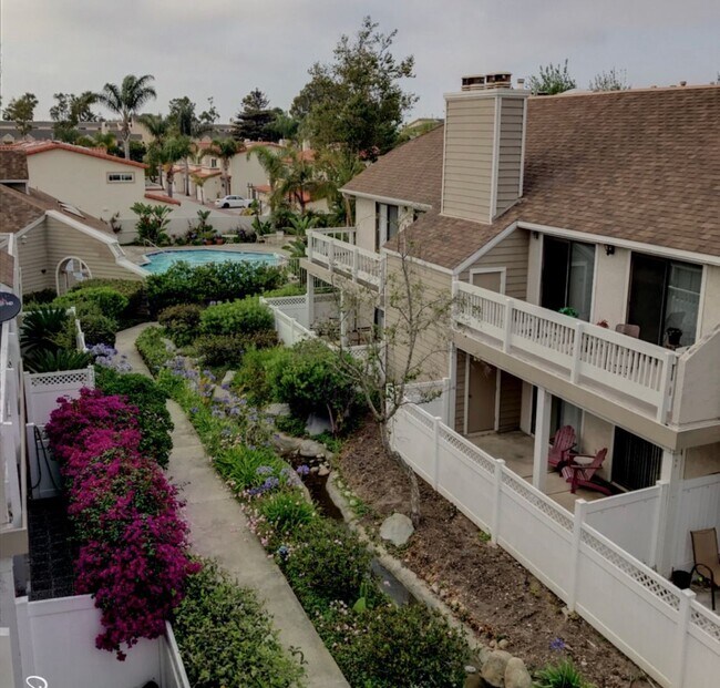 Building Photo - Rare 3 bed 2 bath Townhome available now.