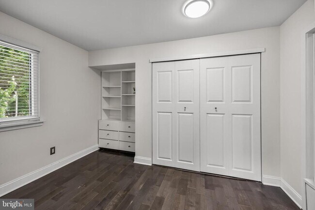 Building Photo - 702 Abbey Ct