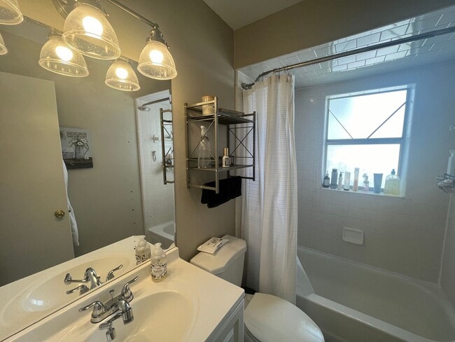 Building Photo - 5119 Ferncrest Dr