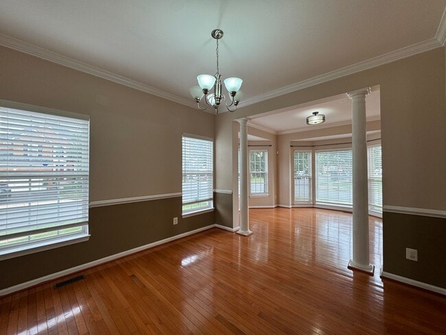Building Photo - Stunning  4 Bed 3 Bath Home With Spacious ...