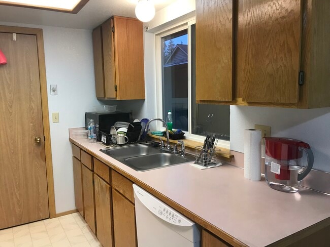 Building Photo - 602 Malibu Dr SE