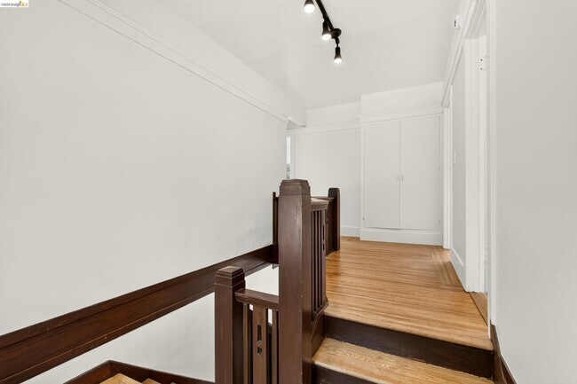 Building Photo - 846 Mandana Blvd