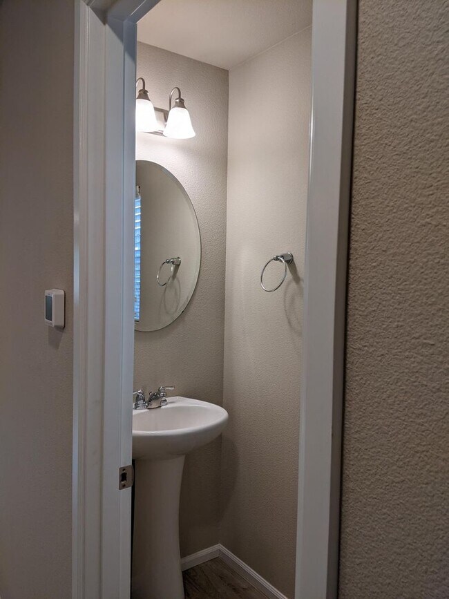 Building Photo - 4/2.5 Townhouse for rent in DuPont!