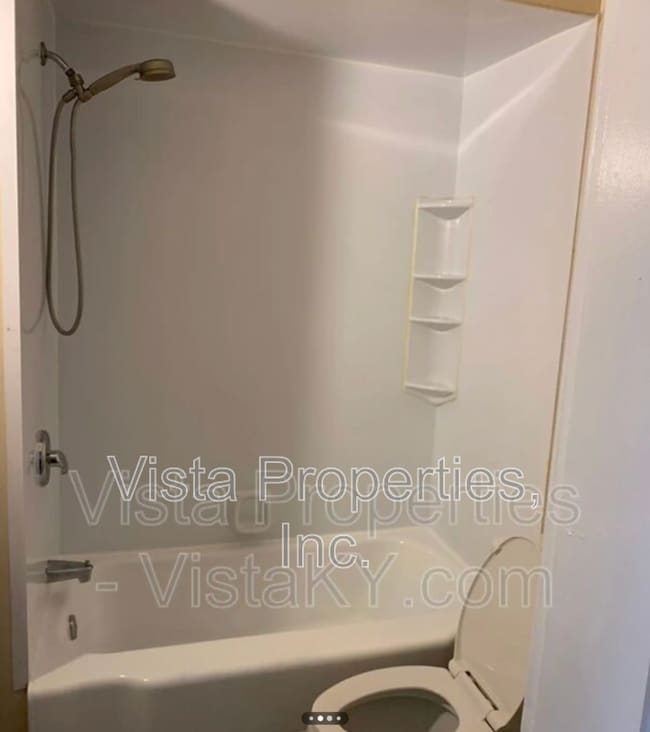 Building Photo - 514 W Oak St