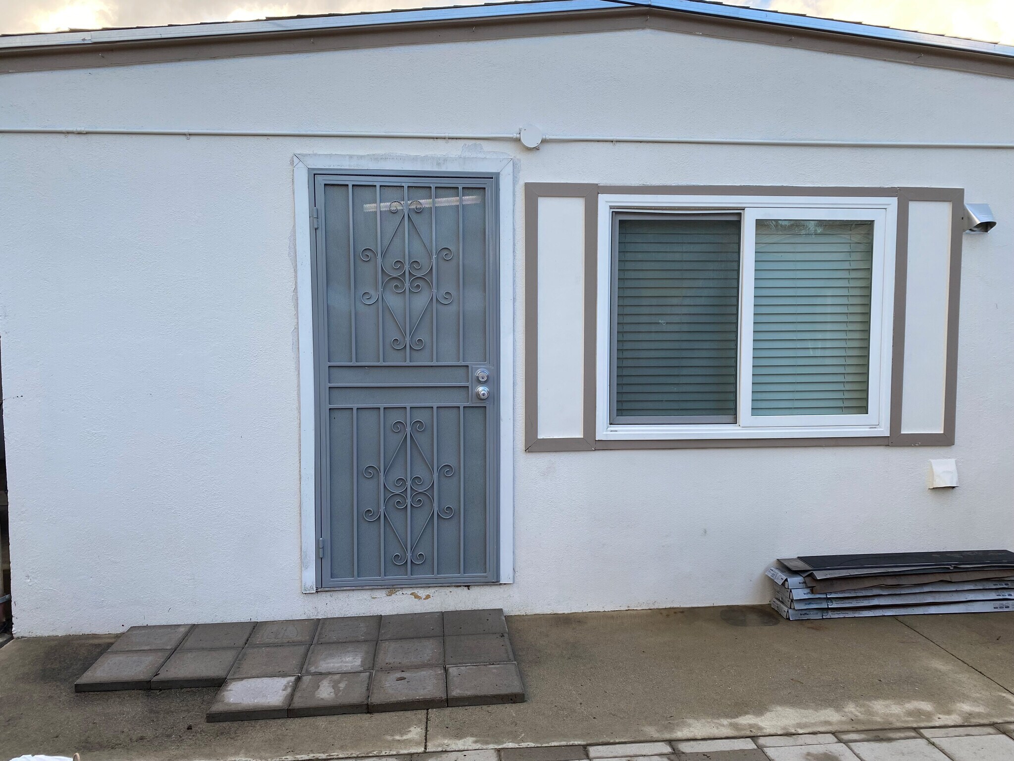 Building Photo - 725 W Sunkist St