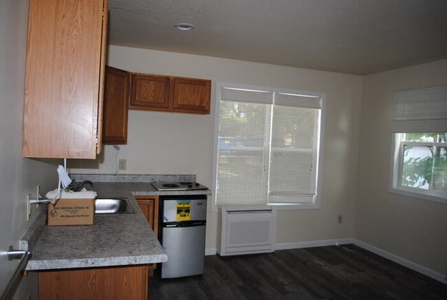Building Photo - STUDIO/SEMI 1 BEDROOM - AVAILABLE AUGUST 2023!