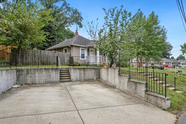 Building Photo - A GEM IN RIVERDALE HEIGHTS!