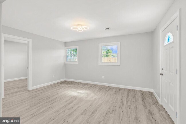 Building Photo - 12 Holbrook Ln