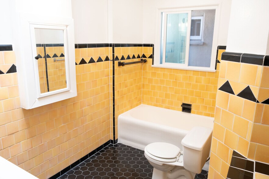 Building Photo - 3029 W Vernon Ave