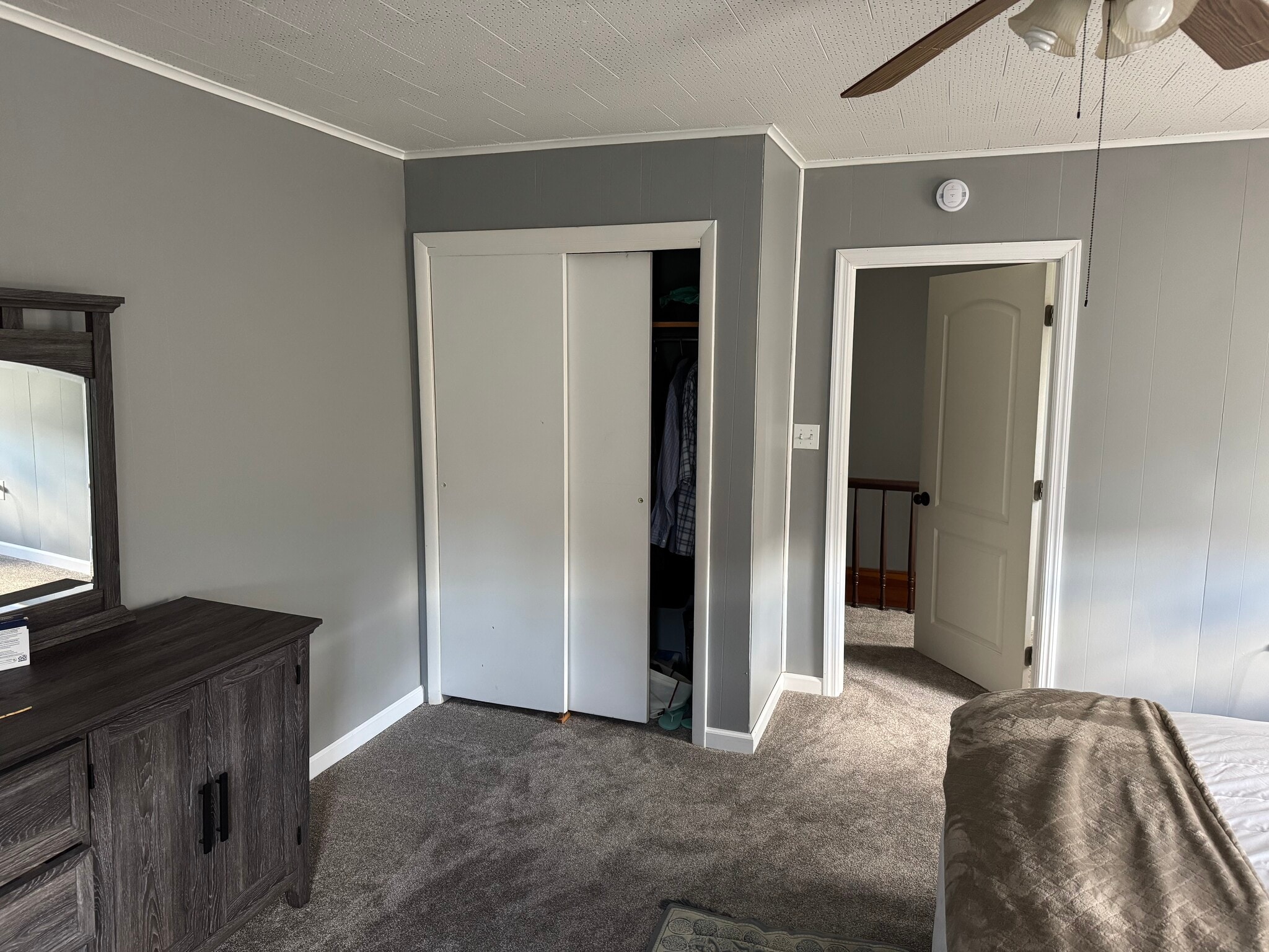 Very large bedroom - 15 Lakeside Dr