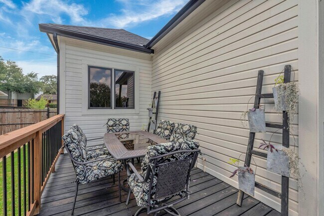 Building Photo - Fully Furnished Sleeps 8 with 3 Full Bedrooms and 3 full baths  Parking behind the secured gate