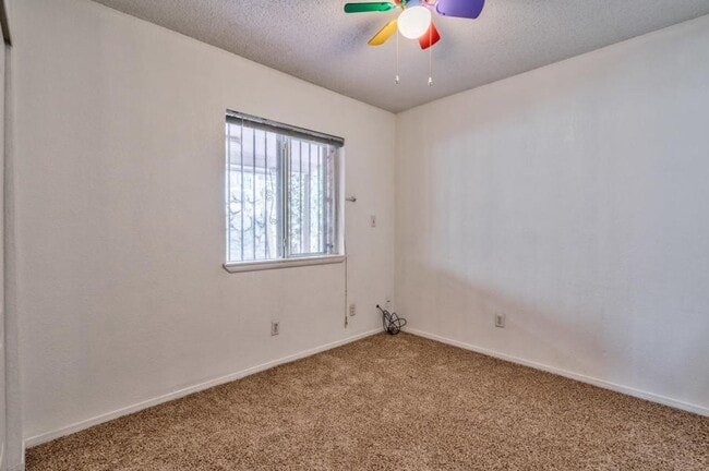 Building Photo - Adorable 4 bedroom, 2 bath in East El Paso!