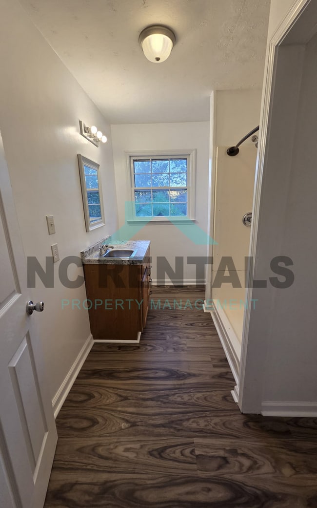 Building Photo - 721 Davis St