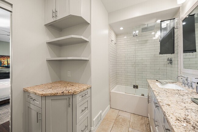 Building Photo - 202 E 7th St