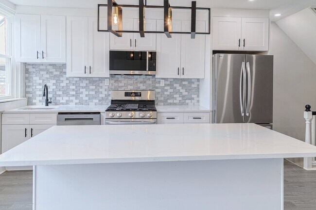 Building Photo - 1542 S 57th St