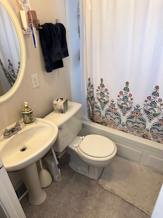 Building Photo - 102 s 126th