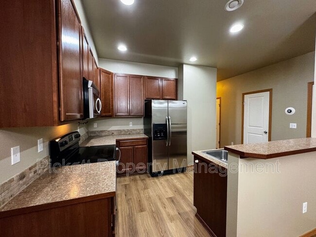 Building Photo - 136 NE Miramar Cir