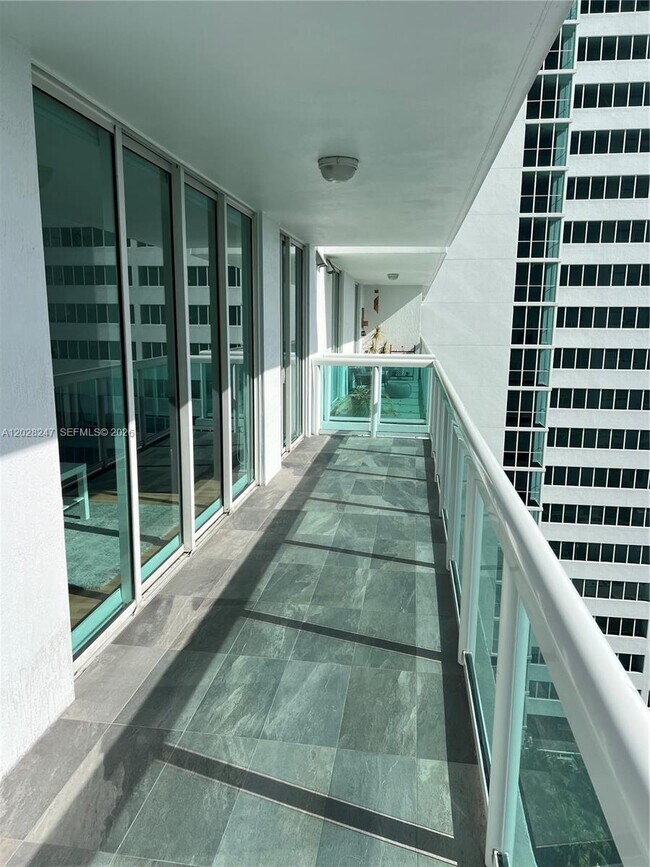 Building Photo - 1800 N Bayshore Dr