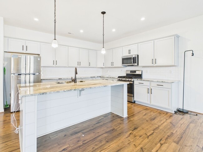 Building Photo - 6600 Wy Pt Dr