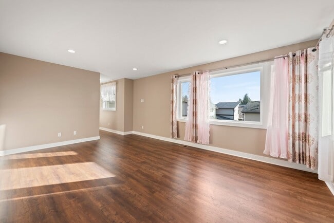 Building Photo - Amazing 4 beds/ 2.5 baths house in North Benson Hill/Renton.