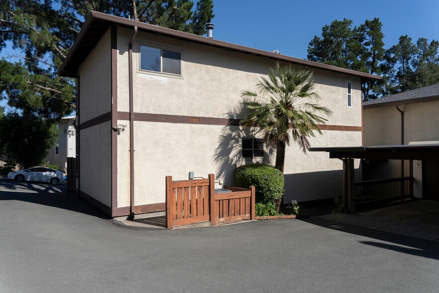 Building Photo - 2022 Ascot Dr