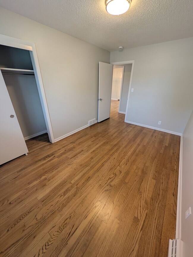 Building Photo - 1216 Robin Dr