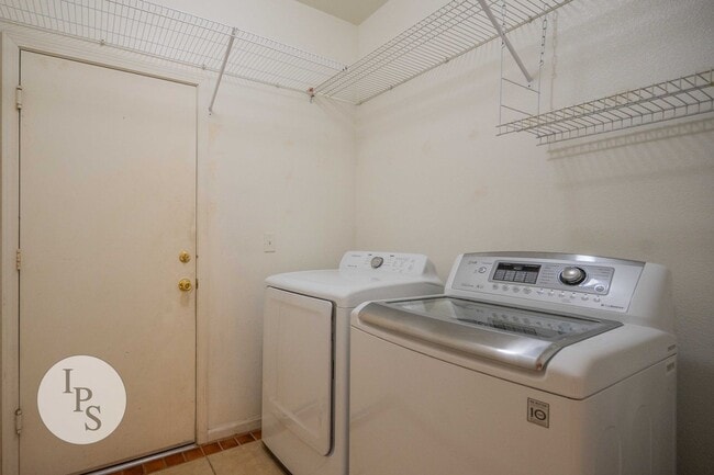 Building Photo - SOLAR!!!!  Fresno NorthEast Home, 4BR/2.75...