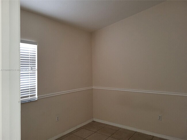 Building Photo - 1250 SE 28th Ct