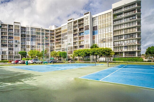 Building Photo - 800 Parkview Dr