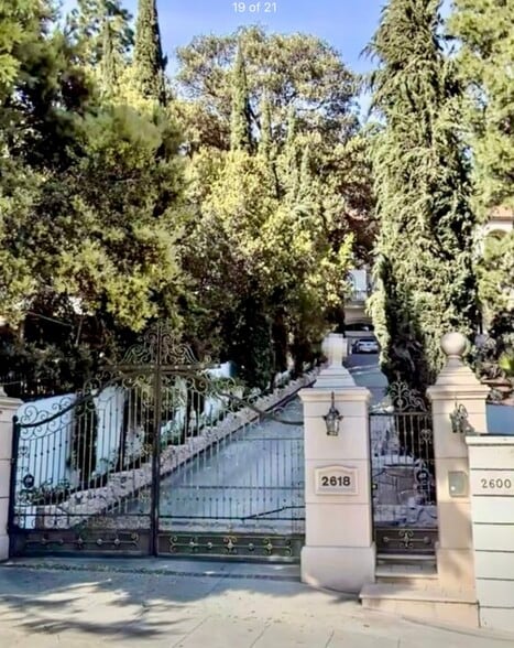 Building Photo - 2618 N Vermont Ave