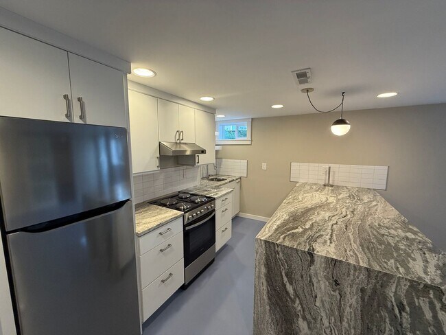 Building Photo - Stunning 4 Bed 4 Bath Home Steps from Golden Gardens in Ballard with MIL Suite