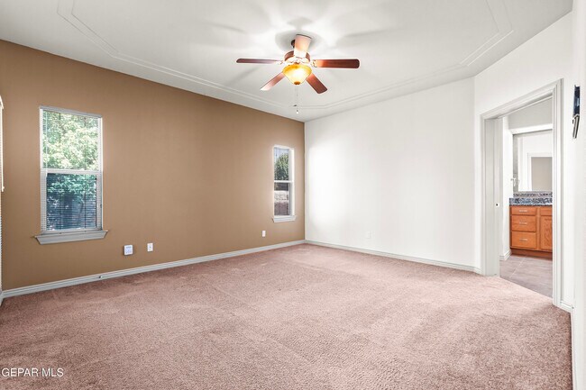Building Photo - 5729 Valley Oak Dr