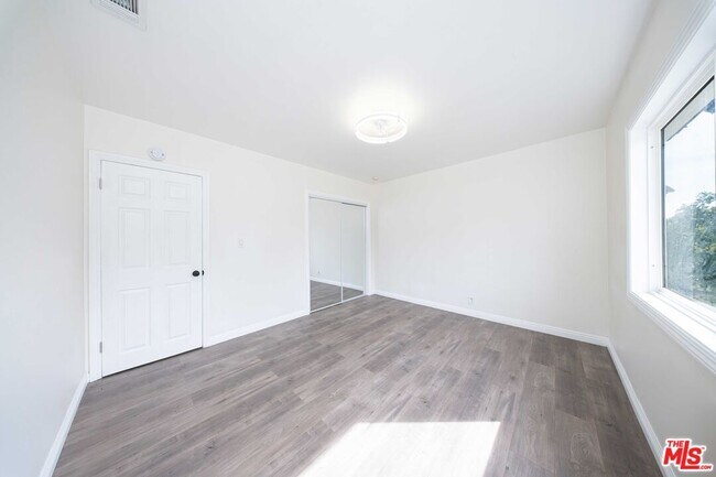 Building Photo - 8432 Glenoaks Blvd