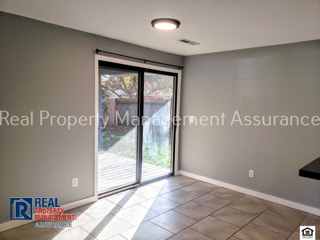 Building Photo - 1400 NE 14th Ave