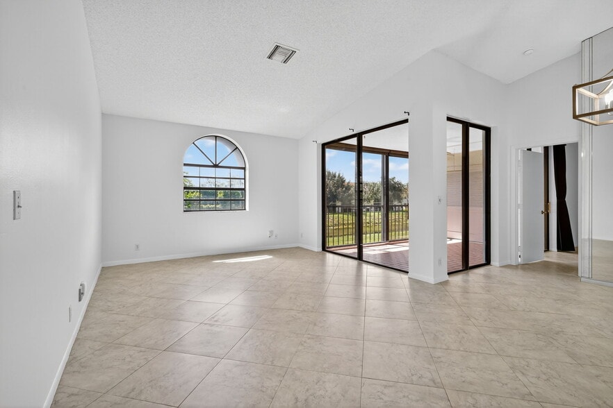 Building Photo - 5475 Verona Dr