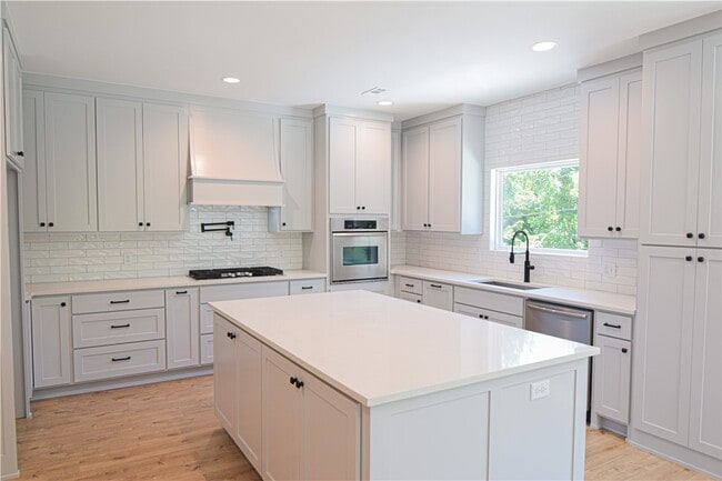 Building Photo - 13734 Canal St